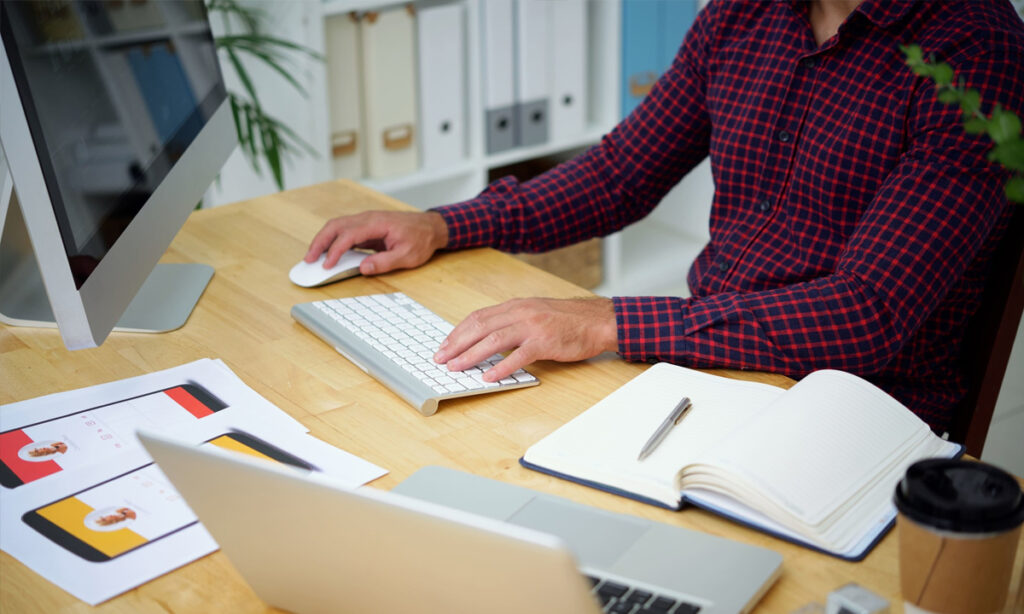 What are the major features of car and taxi booking mobile app development?